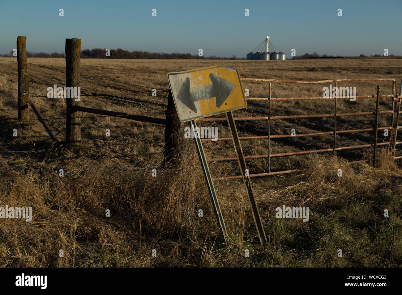 Wide Open Szene Bauernhof zaun Schild in den Ozarks, Pittsburg, Kansas, United States Landwirtschaft Landwirtschaft Midwest Country bei Sonnenuntergang Stunden Stockfoto