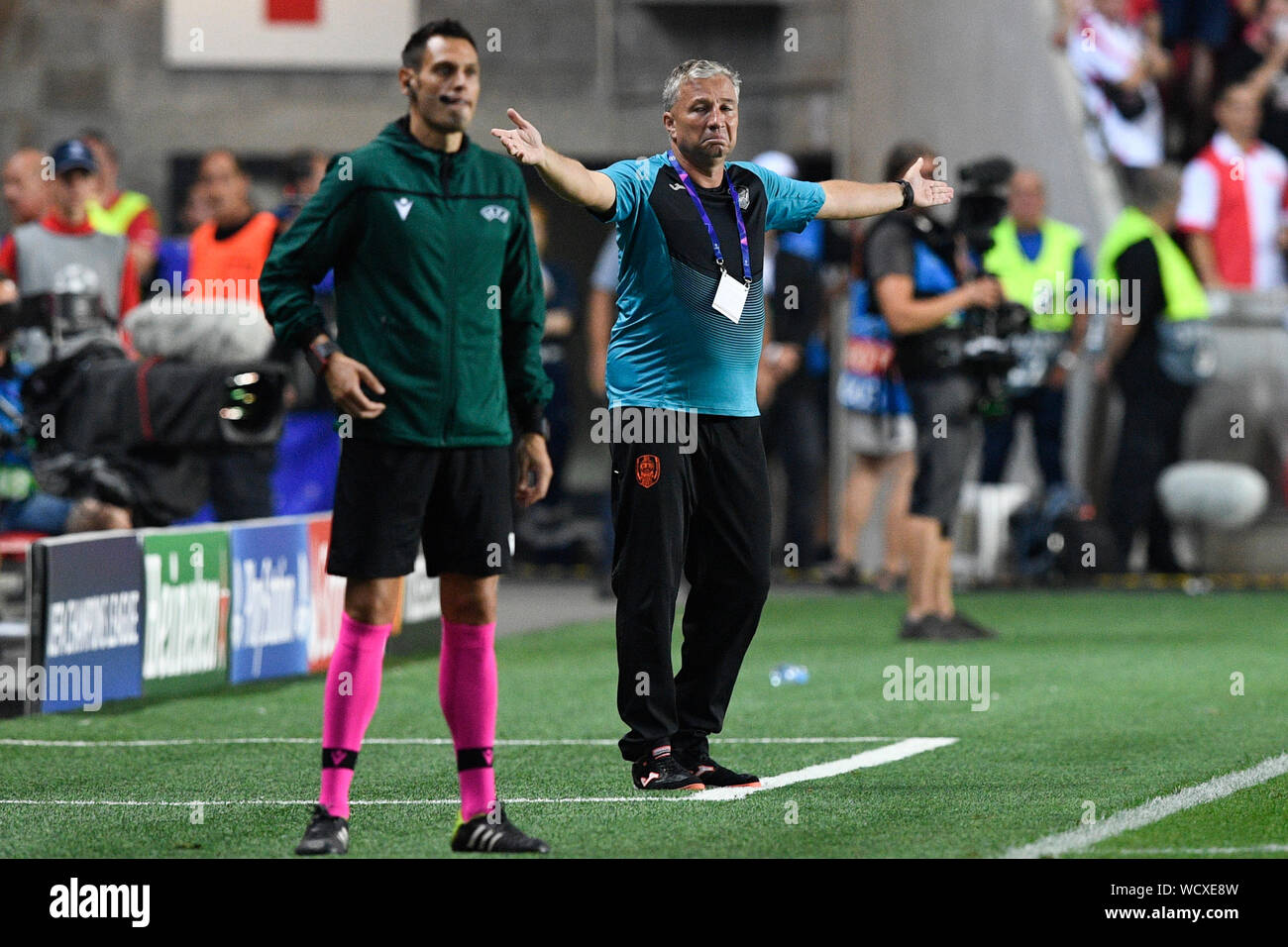 Sinobo Stadium Prag 28 Aug 2019 Trainer Von Cfr Cluj Dan Petrescu In Aktion Wahrend Der Fussball Champions League 4 Vorrunde Ruckspiel Slavia Prag Vs Cluj Napoca In Sinobo Stadion Prag Tschechische Republik 28