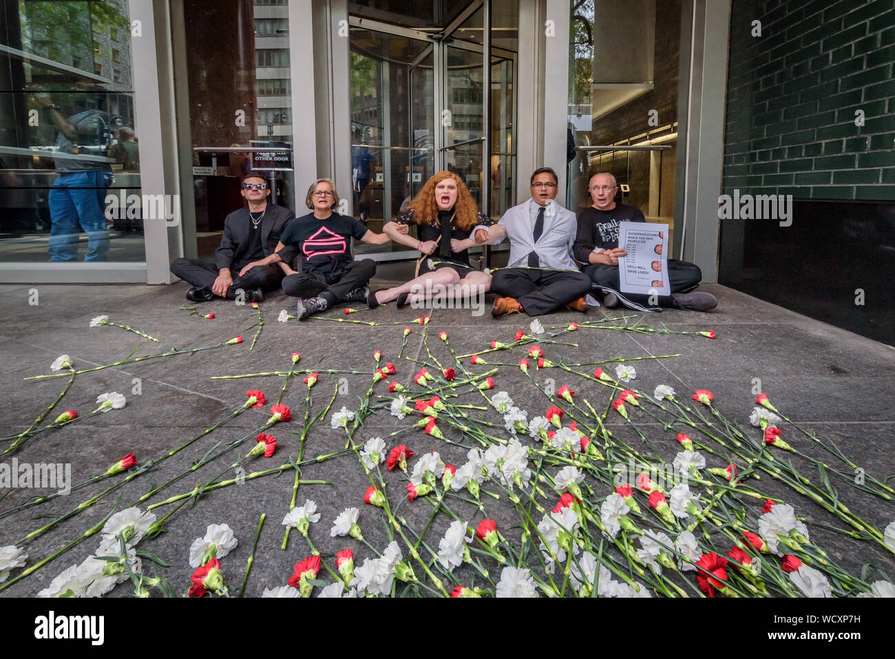 New York, USA. 28 Aug, 2019. Die Demonstranten gefallen Blumen, die von den Menschen riskieren Verhaftung, die viele Menschen das Leben verloren bei einem Protest am 28 August, 2019 at Governor Andrew Cuomo von NYC Office zur Überdosierung auf die Untätigkeit der Gouverneur der evidenzbasierten Prävention Überdosierung von Richtlinien, die das Leben von Tausenden New Yorkern speichern könnte zu erlassen. Credit: Erik McGregor/ZUMA Draht/Alamy leben Nachrichten Stockfoto