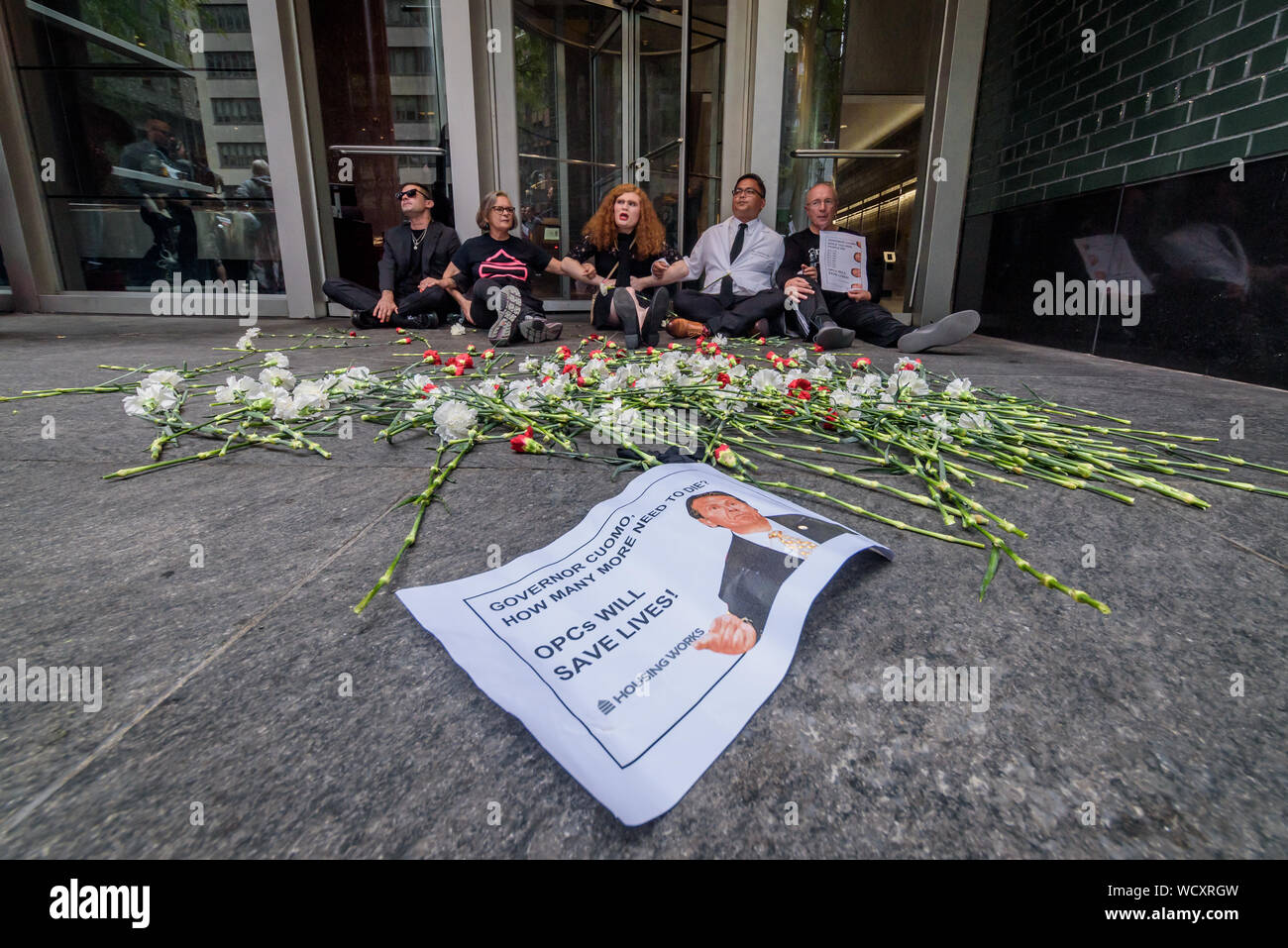 New York, USA. 28 Aug, 2019. Die Demonstranten gefallen Blumen, die von den Menschen riskieren Verhaftung, die viele Menschen das Leben verloren bei einem Protest am 28 August, 2019 at Governor Andrew Cuomo von NYC Office zur Überdosierung auf die Untätigkeit der Gouverneur der evidenzbasierten Prävention Überdosierung von Richtlinien, die das Leben von Tausenden New Yorkern speichern könnte zu erlassen. Credit: Erik McGregor/ZUMA Draht/Alamy leben Nachrichten Stockfoto