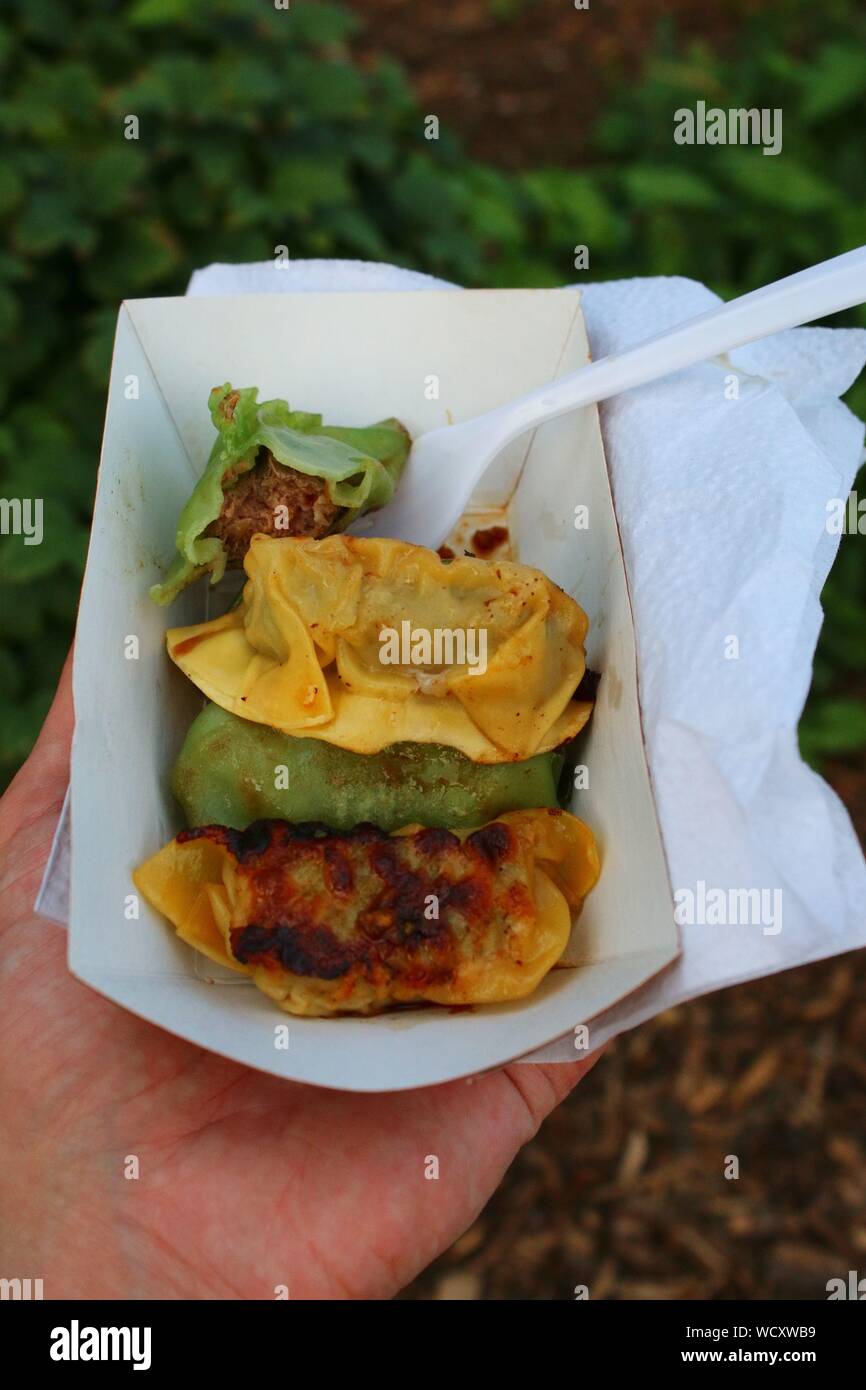 Lokale Street Food Anbieter aus New York versammeln sich auf Sommer Samstag in der Bronx Nacht Markt mit Aromen aus der ganzen Welt Stockfoto