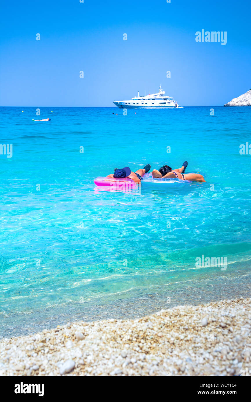 Berühmte Myrtos Beach in Kefalonia, Griechenland. Stockfoto