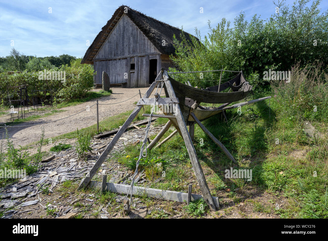Historischen Schiffbau Rack Und Haus Mit Strohdach Im