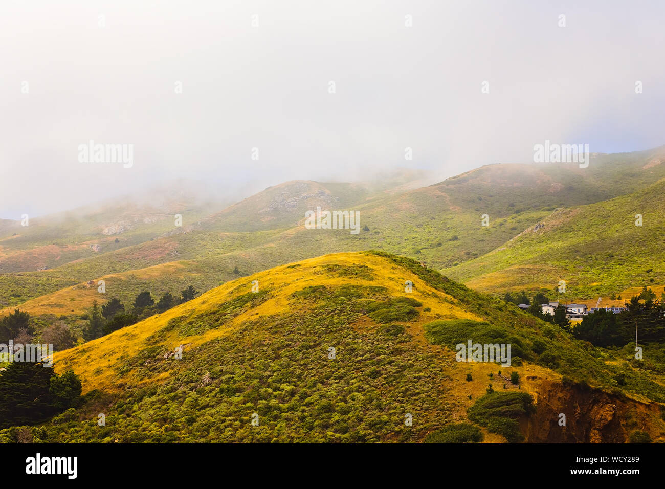 Neblige Landschaft von den Hügeln und Bergen der Marin Headlands, Sausalito, in der San Francisco Bay Area, Kalifornien Stockfoto