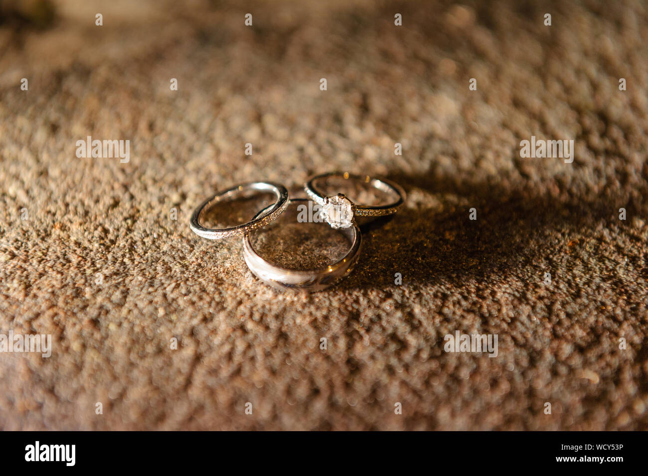 Nahaufnahme von Diamond Engagement Ring mit zwei Eheringe. Stockfoto