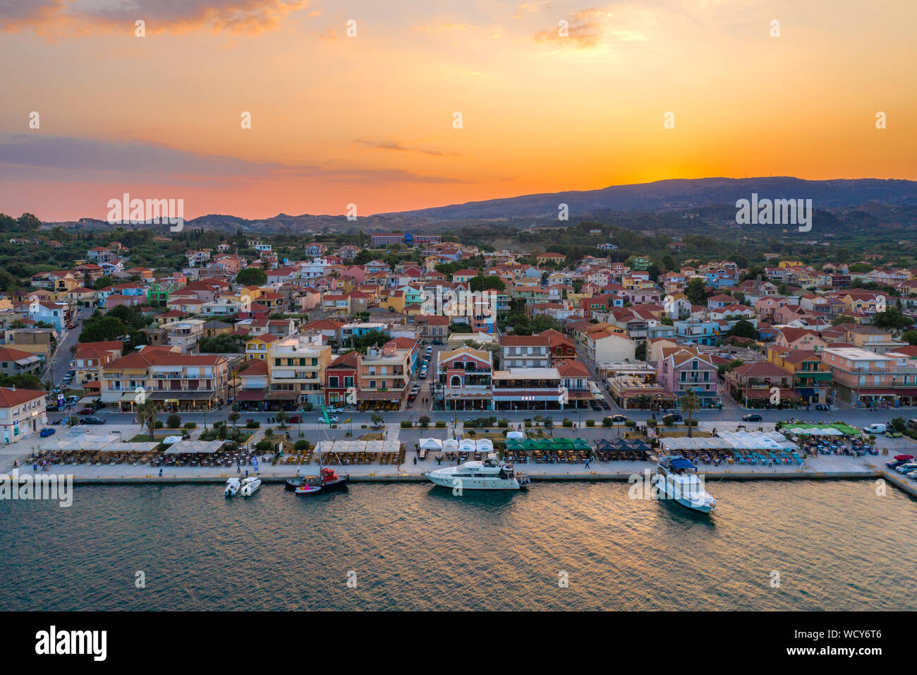 Luftaufnahme von Lixouri Stadt bei Sonnenuntergang, Kefalonia, Griechenland Stockfoto