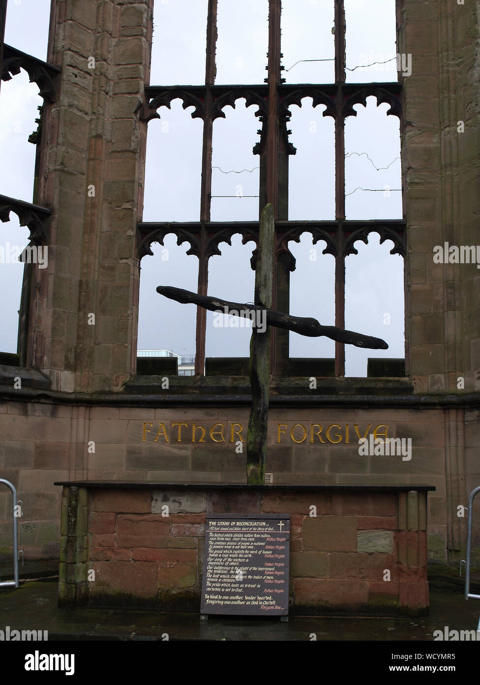 Die Verkohlten Kreuz und Vater Gebet vergeben an die Ruinen der Kathedrale von Coventry, Coventry, West Midlands, England, Großbritannien, im Zweiten Weltkrieg zerstört 2. Stockfoto
