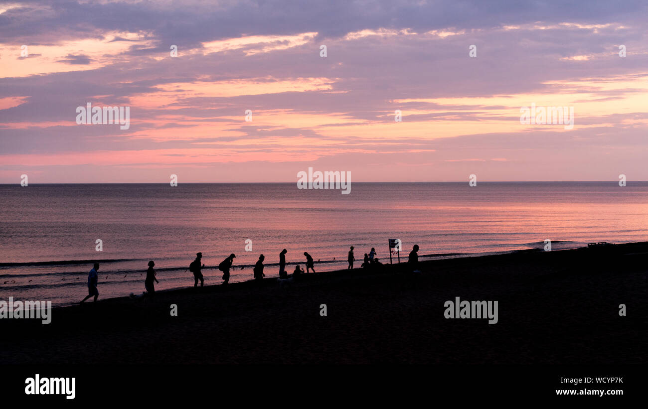 Strand bei Sonnenuntergang mit Schattenrissen von Personen, Ostsee, Palanga, Litauen Stockfoto