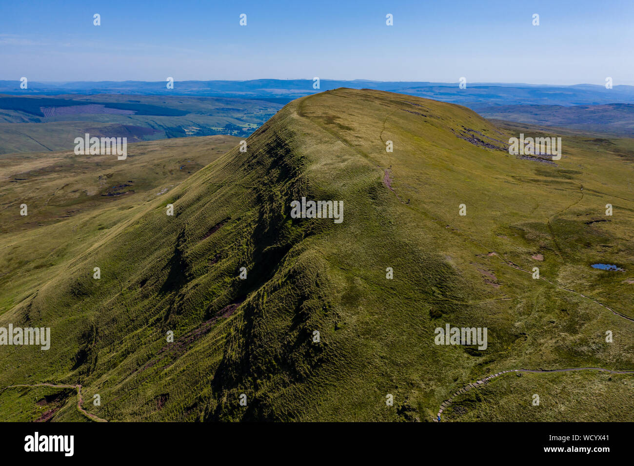 Antenne drone Ansicht des Lüfters Hir und See in die Brecon Beacons, South Wales, Großbritannien Stockfoto