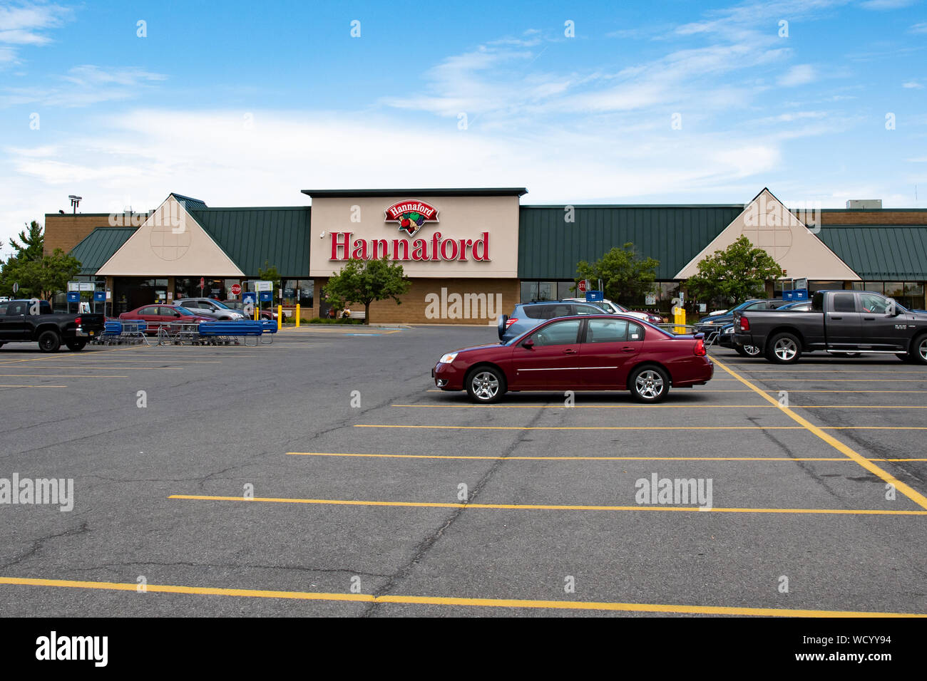 Ein hannaford Supermarket mit Fahrzeugen und Kunden auf dem Parkplatz in Amsterdam, NY, USA, eine Einzelhandelskette Lebensmittelgeschäft Stockfoto