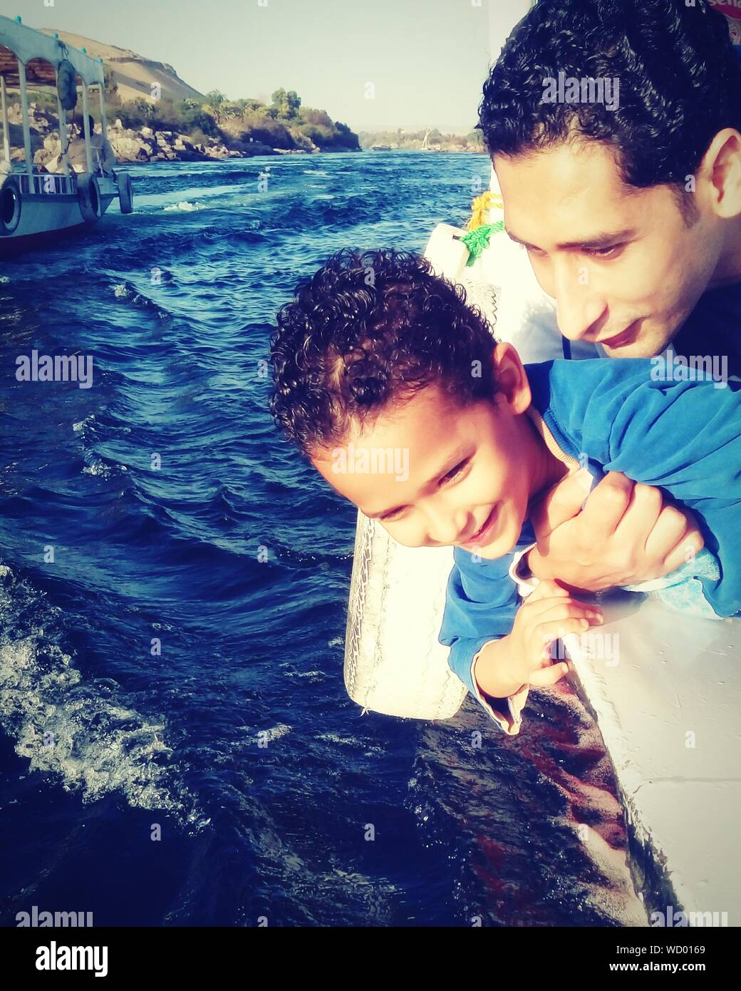 Close-up von Vater und Sohn genießen Bootsfahrt im Nil. Stockfoto