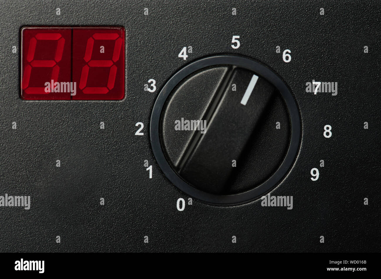 Echten Metallplatte mit Runder Schalter und Anzeige Nähe zu sehen. Stockfoto