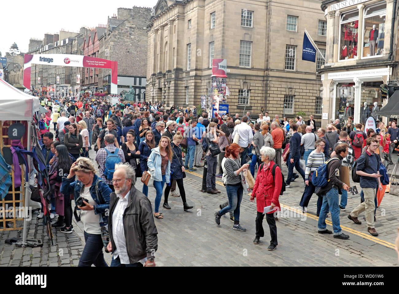 Touristen drängen sich während des Fringe Festivals 2016 auf den Straßen von Edinburgh, Schottland. Stockfoto