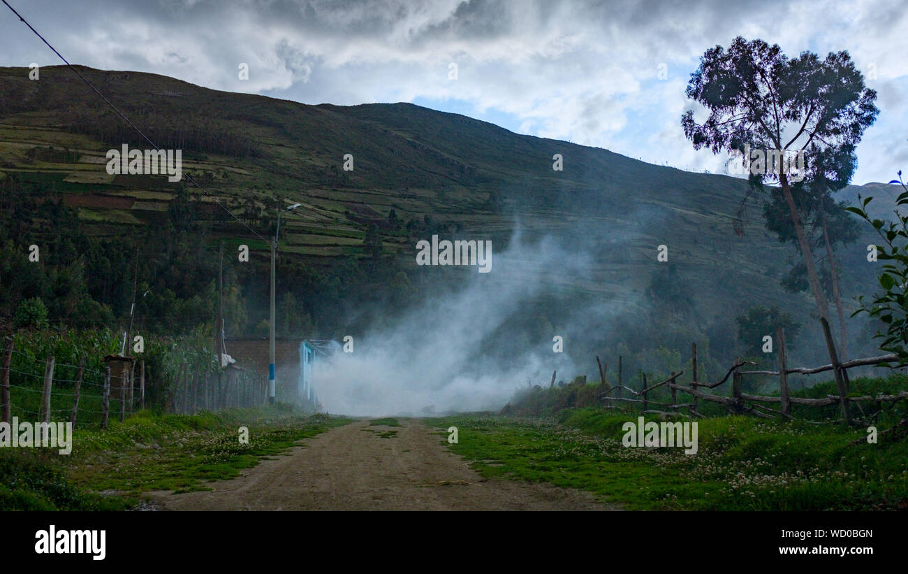 Hieb-und-Landwirtschaft Fire-Fallow Anbau Haltungsform brennen, das sich mit dem Schneiden und Brennen von Pflanzen in Laguna Pachuca, Peru Stockfoto