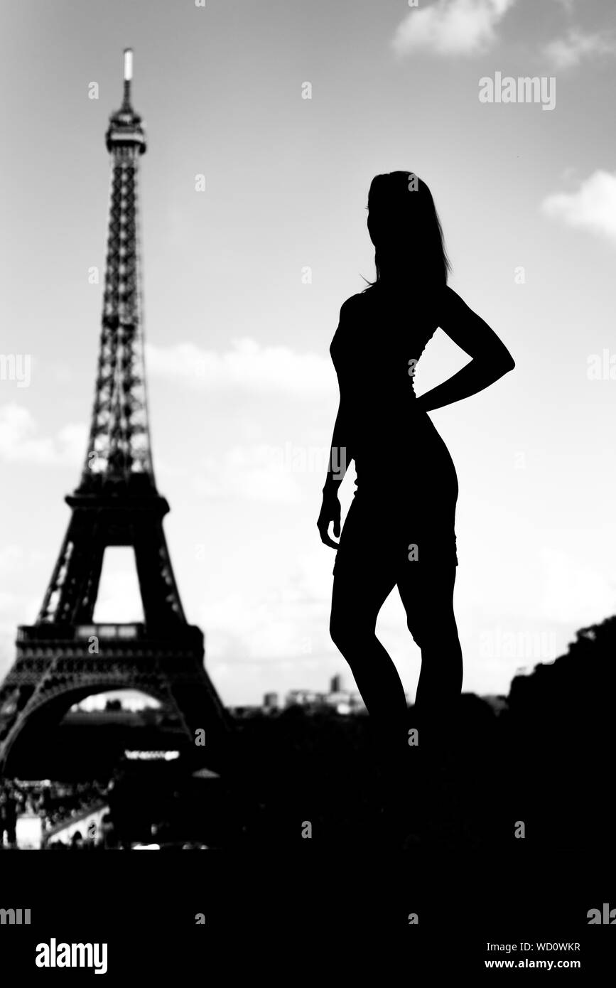 Paris, Frankreich, 2. Juli 2017: Silhouette der Frau und Eiffelturm in Schwarz und Weiß Stockfoto