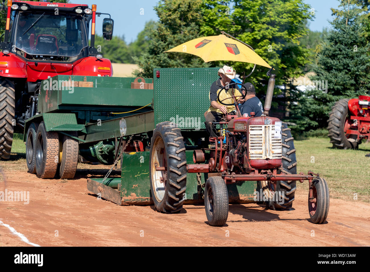 Dundas, Prince Edward Island - Kanada - August, 25, 2019: Wettbewerber mit ihren Traktoren schleppen eine gewichtete Schlitten in der jährlichen Traktor ziehen competito Stockfoto