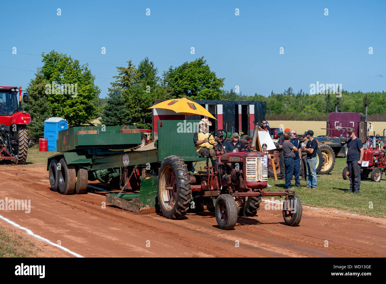Dundas, Prince Edward Island - Kanada - August, 25, 2019: Wettbewerber mit ihren Traktoren schleppen eine gewichtete Schlitten in der jährlichen Traktor ziehen competito Stockfoto