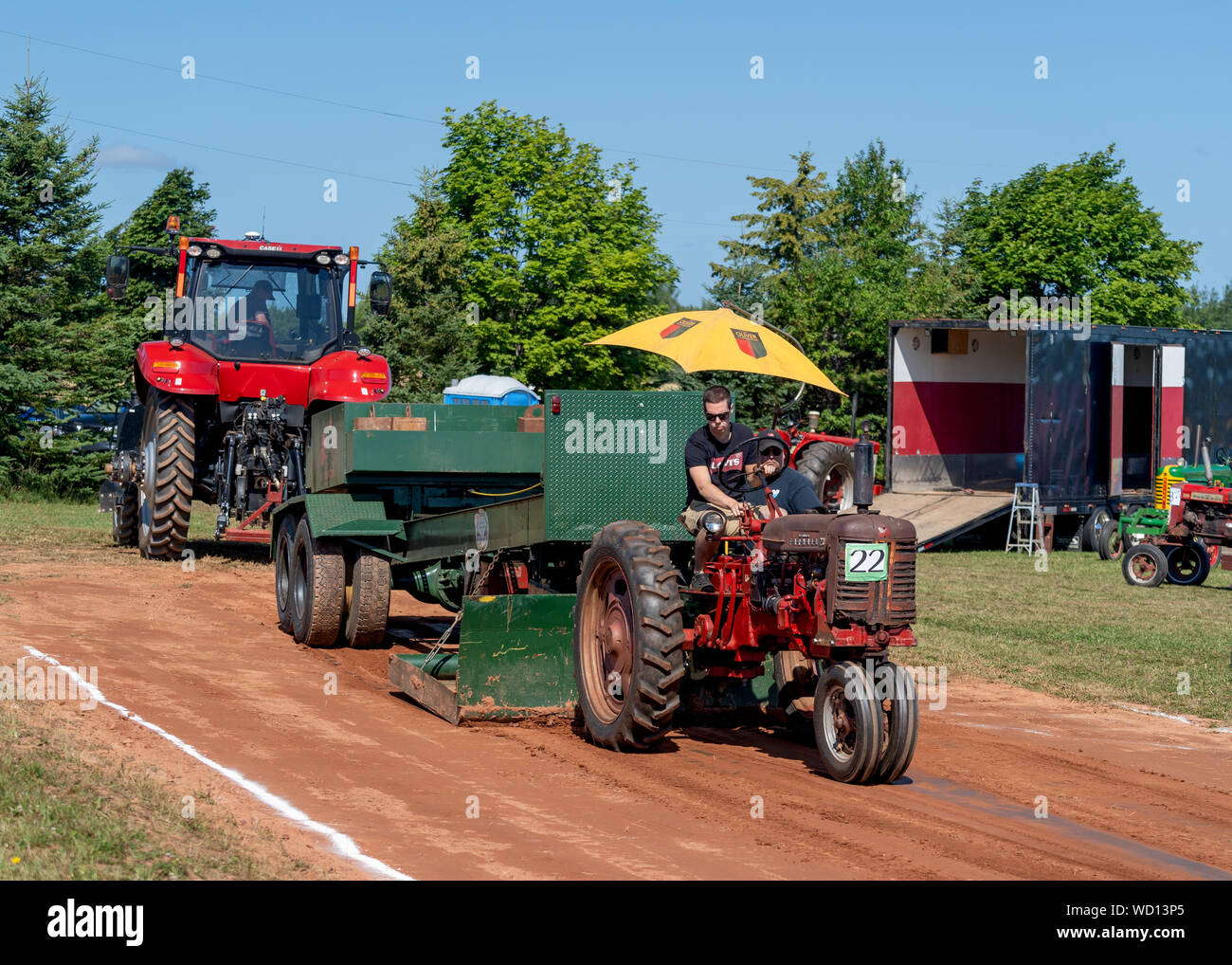 Dundas, Prince Edward Island - Kanada - August, 25, 2019: Wettbewerber mit ihren Traktoren schleppen eine gewichtete Schlitten in der jährlichen Traktor ziehen competito Stockfoto