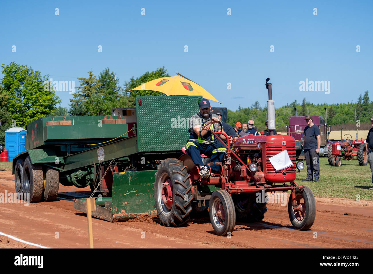 Dundas, Prince Edward Island - Kanada - August, 25, 2019: Wettbewerber mit ihren Traktoren schleppen eine gewichtete Schlitten in der jährlichen Traktor ziehen competito Stockfoto