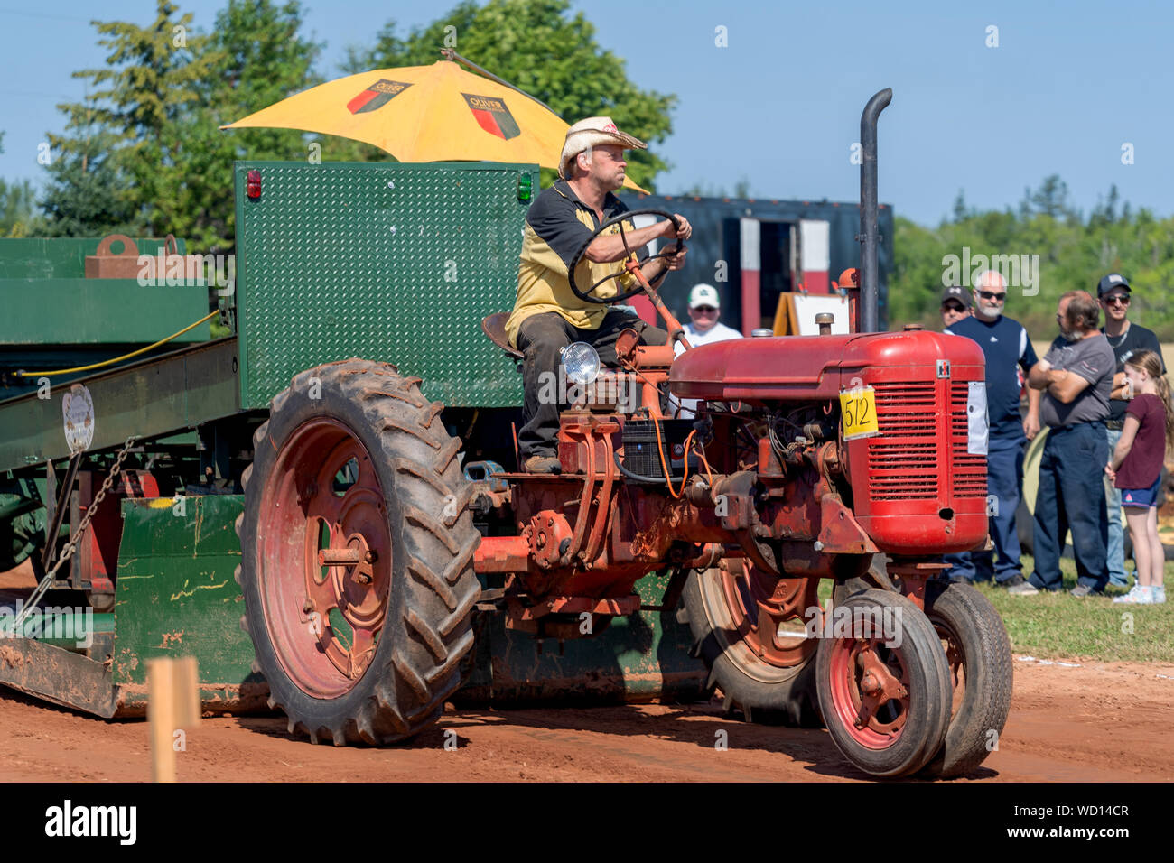 Dundas, Prince Edward Island - Kanada - August, 25, 2019: Wettbewerber mit ihren Traktoren schleppen eine gewichtete Schlitten in der jährlichen Traktor ziehen competito Stockfoto
