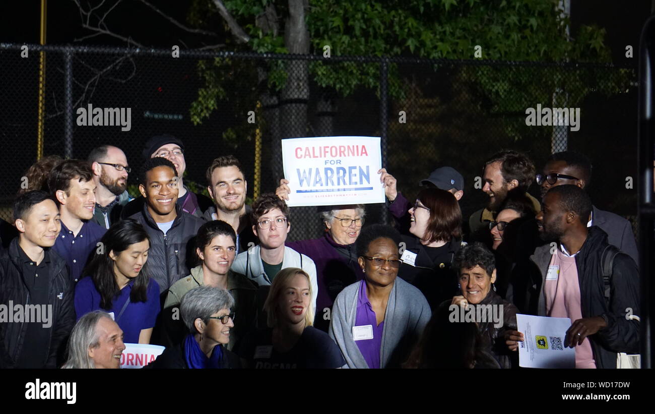 Elizabeth Warren für den Präsidenten der Vereinigten Staaten Rally, Oakland, Kalifornien, 31. Mai 2019. Kampagne freiwilligen Holding' Kalifornien für Warren' Zeichen. Stockfoto