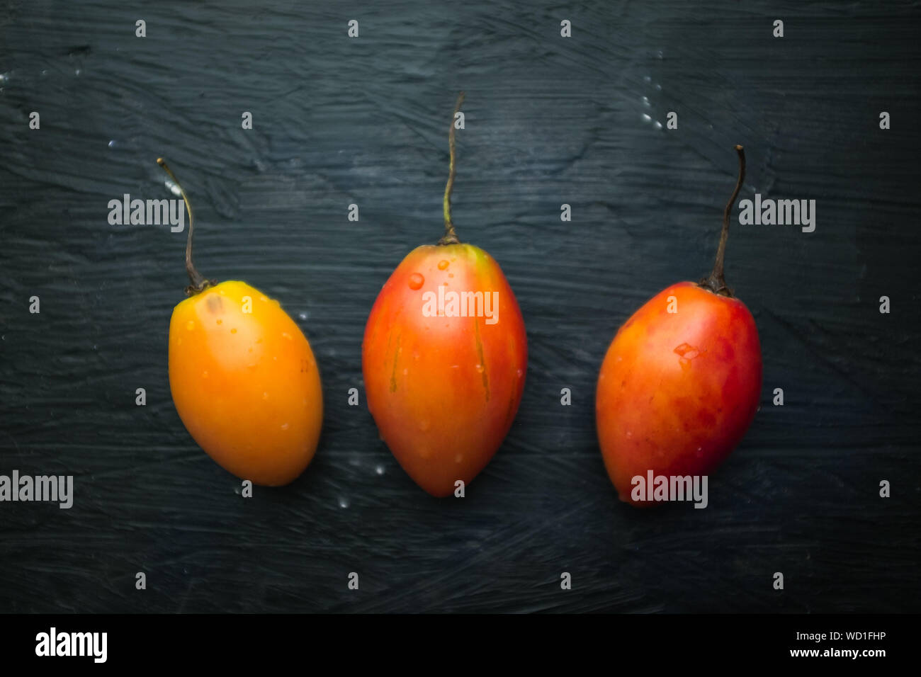 Tamarillo (Solanum Betaceum) Tropische Früchte aus Lateinamerika für sein ungewöhnliches, ähnlich und gleichzeitig verschiedene zum gemeinsamen Tomate. Stockfoto