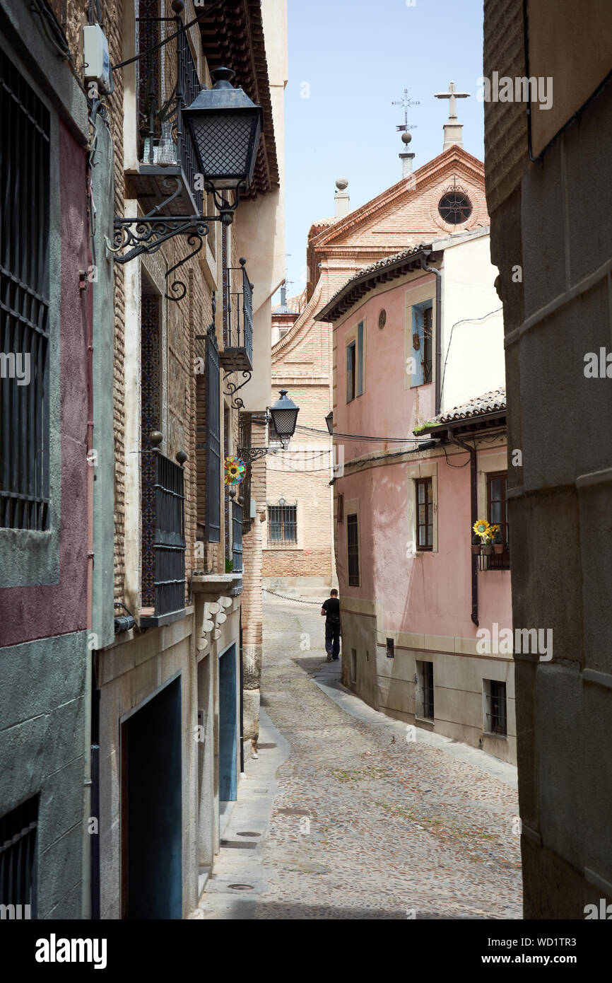 TOLEDO, Spanien - 24 April 2018: Gebäude in der engen Straße von Toledo mit dem Convento de las Carmelitas Descalzas (Kloster der barfüßigen Karmeliten) Stockfoto