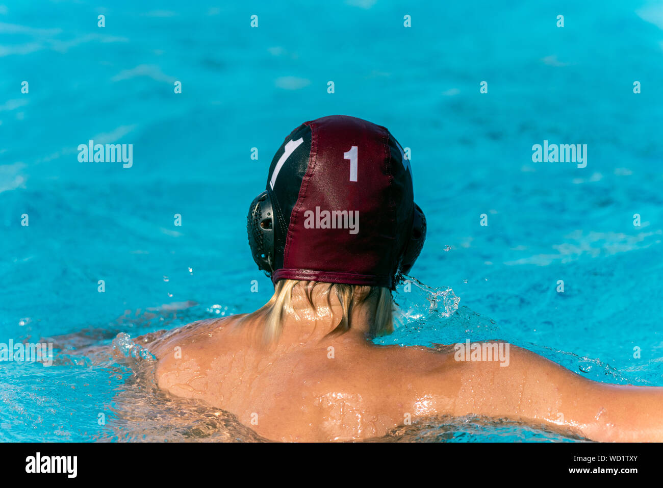 Wasserball goalie Nummer 1 Spurweiten Wasser im Schwimmbad beim tragen schwarze Uniform. Stockfoto