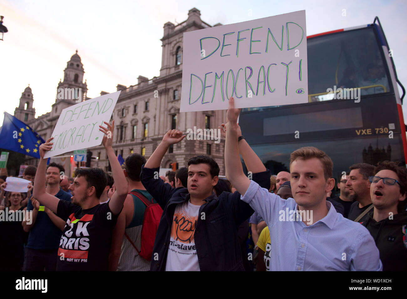 London, Großbritannien. 28 Aug, 2019. Eine spontane Protest außerhalb der Downing Street und Parliament Square, London über die Nachricht, dass Ministerpräsident Johnson will "vertagen" das Britische Parlament auf der Höhe des Brexit Krise Credit: Gareth Morris/Alamy leben Nachrichten Stockfoto