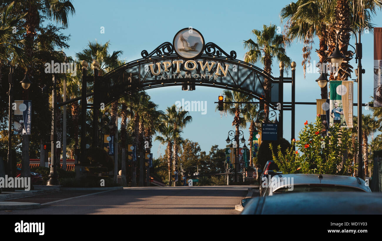 Uptown Altamonte Eingang Schild über der Straße in Altamonte Springs, Florida am frühen Morgen Stockfoto