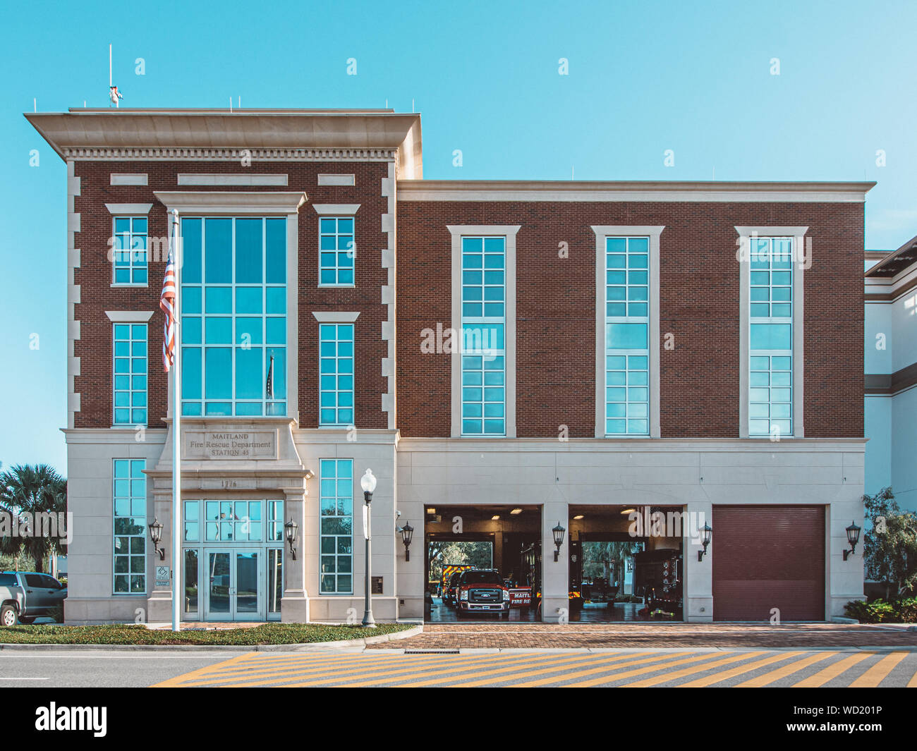 Die Stadt Maitland Feuerwehr Abteilung mit Feuerwehr fahrzeuge in einer Garage in der Innenstadt von Maitland Florida. Stockfoto