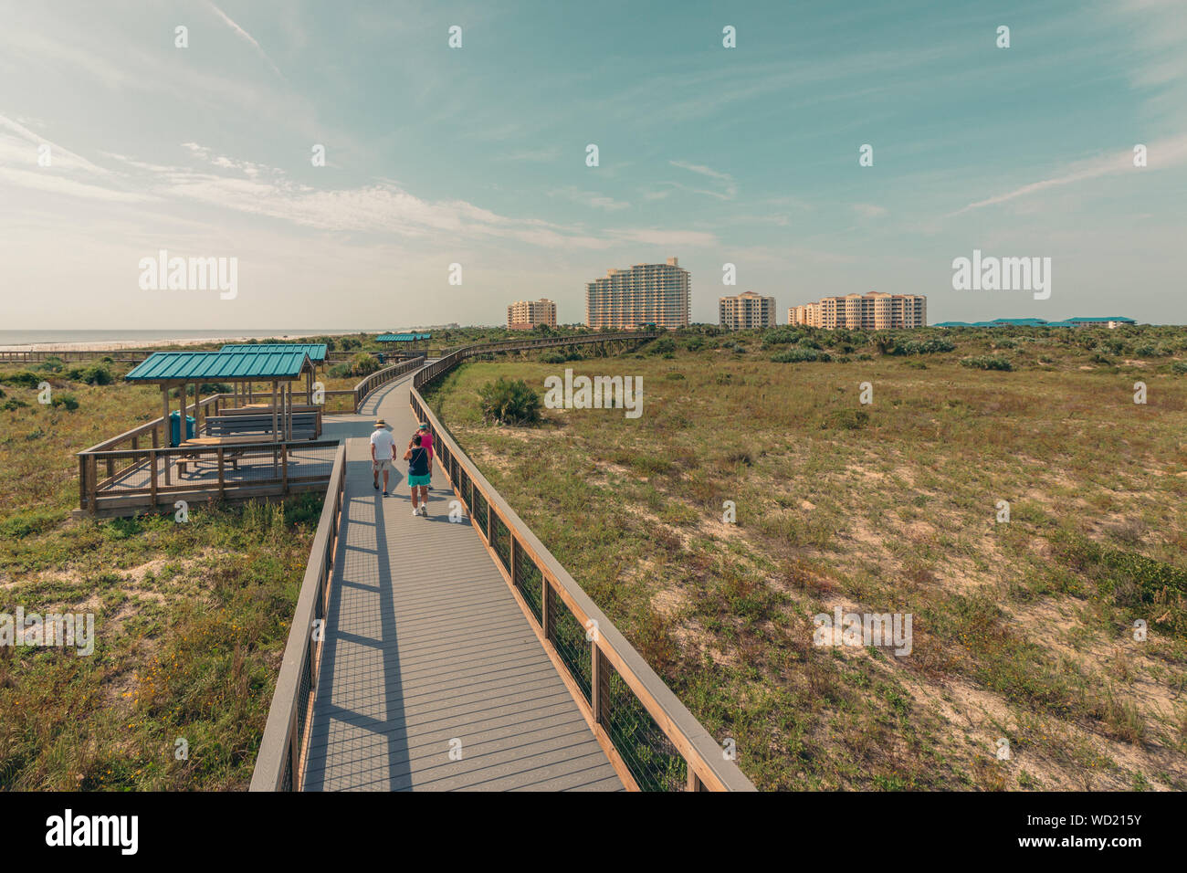 Ältere Wanderer fit und aktiv Wandern auf dem Smyrna Dünen Promenade in New Smyrna Beach. Stockfoto