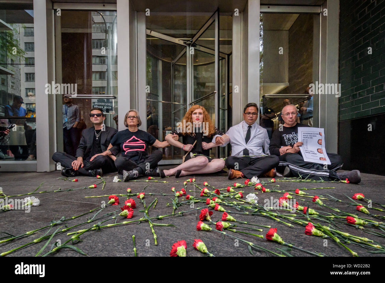 New York, Vereinigte Staaten. 28 Aug, 2019. Die Demonstranten gefallen Blumen, die von den Menschen riskieren Verhaftung, die viele Menschen das Leben verloren bei einem Protest am 28 August, 2019 at Governor Andrew Cuomo von NYC Office zur Überdosierung auf die Untätigkeit der Gouverneur der evidenzbasierten Prävention Überdosierung von Richtlinien, die das Leben von Tausenden New Yorkern speichern könnte zu erlassen. (Foto von Erik McGregor/Pacific Press) Quelle: Pacific Press Agency/Alamy leben Nachrichten Stockfoto