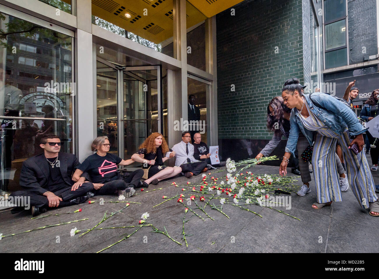 New York, Vereinigte Staaten. 28 Aug, 2019. Die Demonstranten gefallen Blumen, die von den Menschen riskieren Verhaftung, die viele Menschen das Leben verloren bei einem Protest am 28 August, 2019 at Governor Andrew Cuomo von NYC Office zur Überdosierung auf die Untätigkeit der Gouverneur der evidenzbasierten Prävention Überdosierung von Richtlinien, die das Leben von Tausenden New Yorkern speichern könnte zu erlassen. (Foto von Erik McGregor/Pacific Press) Quelle: Pacific Press Agency/Alamy leben Nachrichten Stockfoto