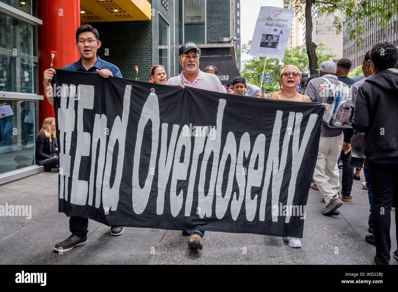 Über 200 Überdosierung Prävention Aktivisten inszenierten einen Protest am 28 August, 2019 at Governor Andrew Cuomo von NYC Office auf die Untätigkeit der Gouverneur der evidenzbasierten Prävention Überdosierung von Richtlinien, die das Leben von Tausenden New Yorkern speichern könnte zu erlassen. 13 Teilnehmer waren nach dem Blockieren die Eingänge der Gebäude in einem Akt des zivilen Ungehorsams verhaftet. Andere Demonstranten gefallen Blumen, die von den Menschen riskieren Verhaftung, die viele Menschen das Leben verloren zu Überdosierungen. (Foto von Erik McGregor/Pacific Press) Stockfoto