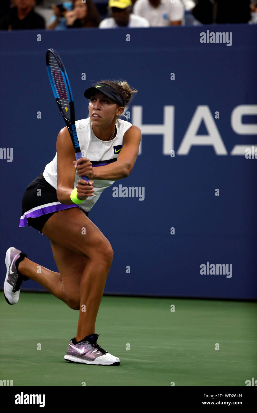 Flushing Meadows, New York, United States. 28 Aug, 2019. Madison Tasten der Vereinigten Staaten in Aktion gegen Lin Zhu aus China während der ersten Runde bei den US Open in Flushing Meadows, New York. Tasten gewann das Spiel in drei Saetzen. Quelle: Adam Stoltman/Alamy leben Nachrichten Stockfoto