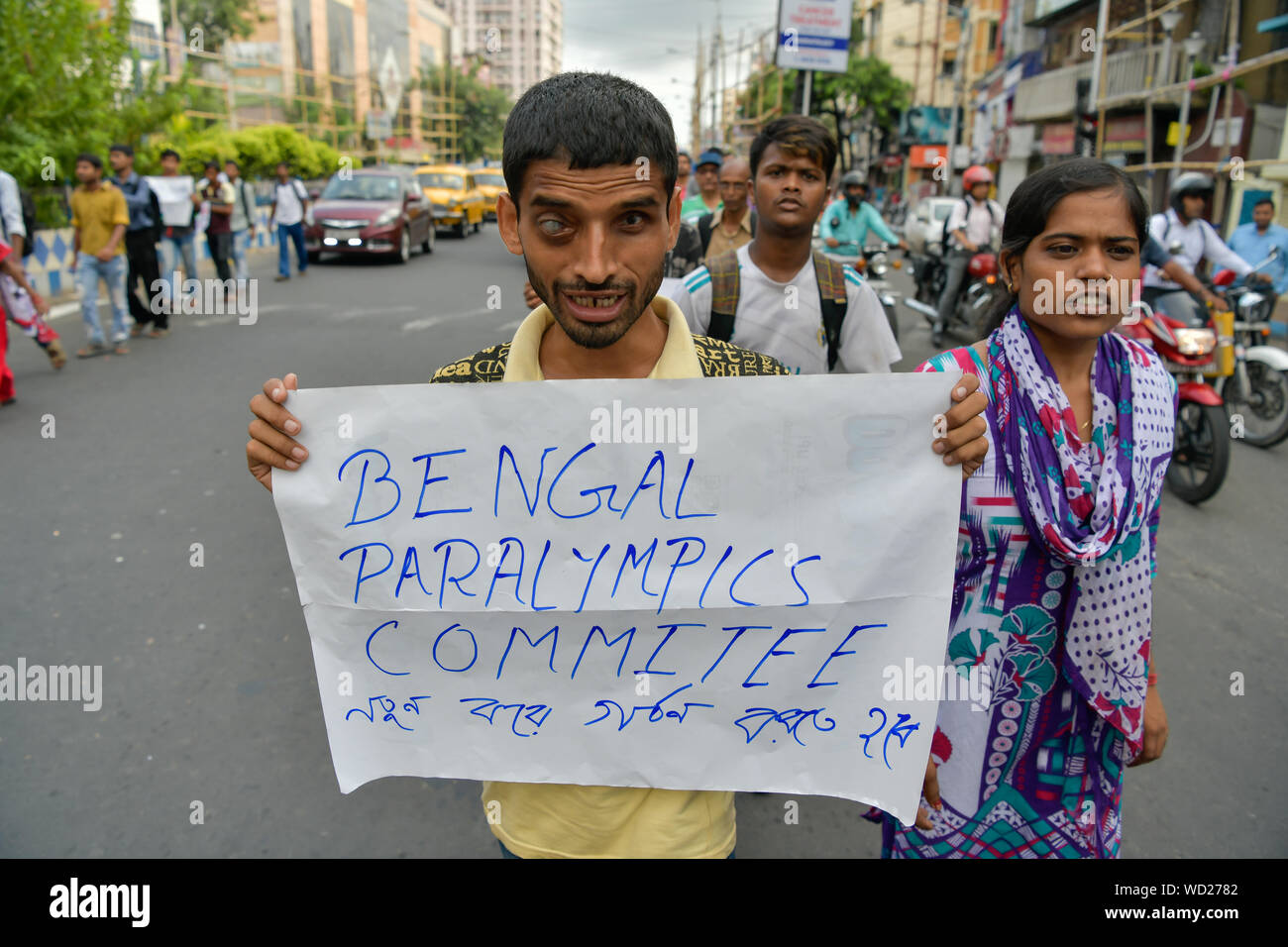 Kolkata, Indien. 28 Aug, 2019. Eine Indische behinderte Athlet hält ein Plakat bei einer Rallye zu fördern und das Bewusstsein für die Rechte der Sportler mit Behinderungen erstellen. Jedes Jahr am 28. August zivile Welfare Foundation (CWF) betreibt einen einzigartigen Spaziergang Disability Sports zu feiern und die Masse auf die Paralympics. Credit: SOPA Images Limited/Alamy leben Nachrichten Stockfoto