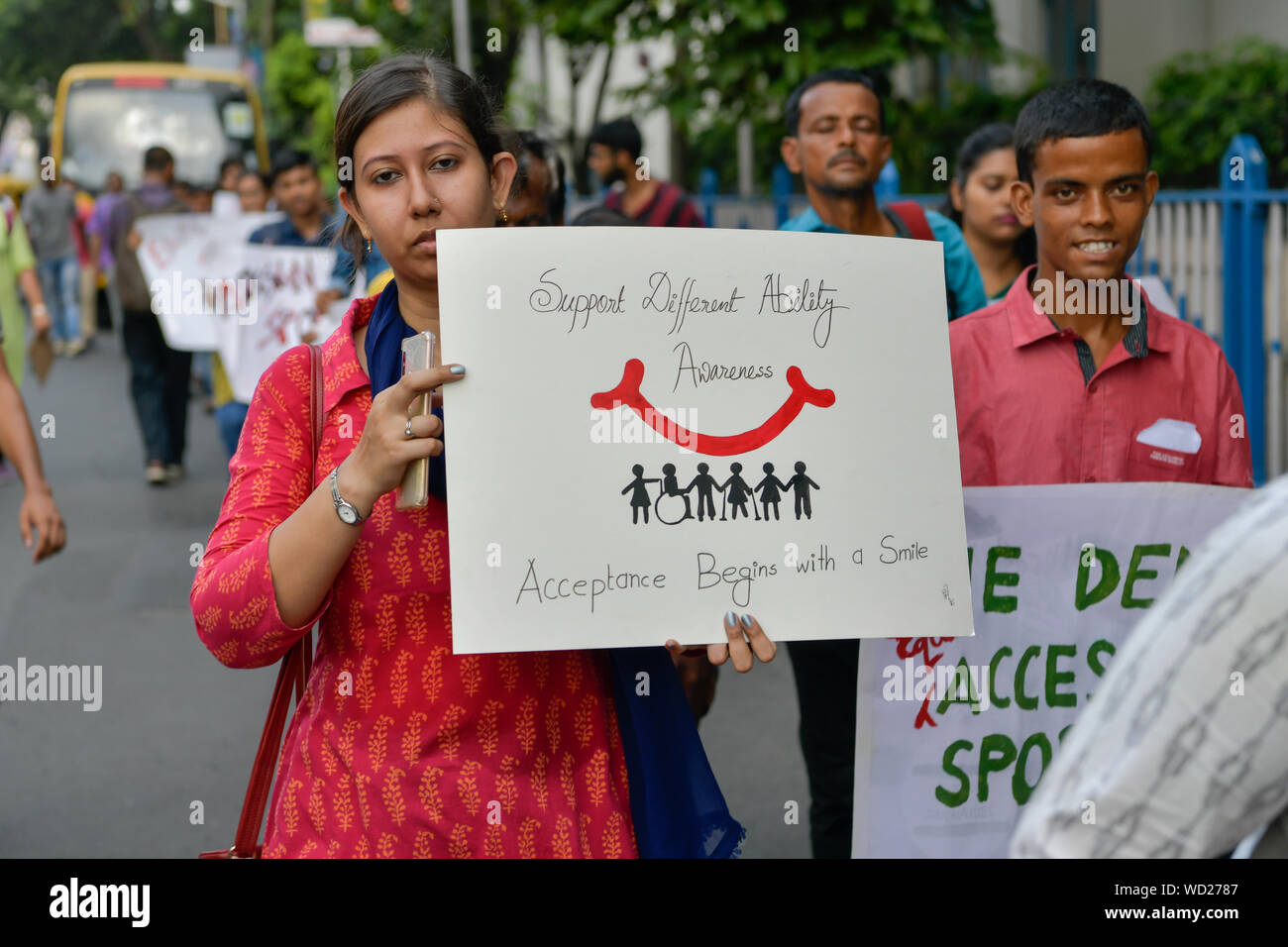 Kolkata, Indien. 28 Aug, 2019. Indische behinderten Athleten halten Plakate hoch, bei einer Rallye zu fördern und das Bewusstsein für die Rechte der Sportler mit Behinderungen erstellen. Jedes Jahr am 28. August zivile Welfare Foundation (CWF) betreibt einen einzigartigen Spaziergang Disability Sports zu feiern und die Masse auf die Paralympics. Credit: SOPA Images Limited/Alamy leben Nachrichten Stockfoto