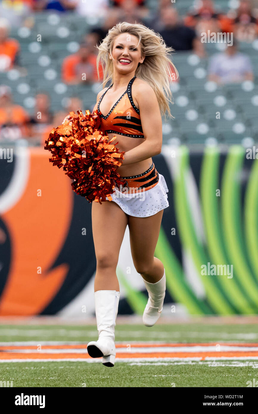 22. August 2019 - Cincinnati Bengals Cheerleader durchführen, während ein NFL Football preseason Spiel zwischen den New York Giants und die Cincinnati Bengals an Paul Brown Stadium in Cincinnati, OH. Adam Lacy/CSM Stockfoto