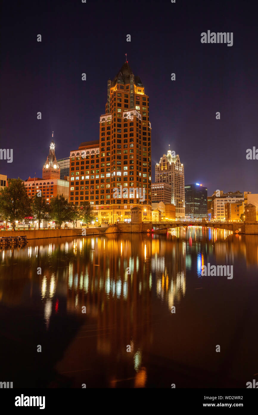 Spiegelt sich in der Innenstadt von Milwaukee Milwaukee River bei Nacht, Milwaukee, Wisconsin Stockfoto