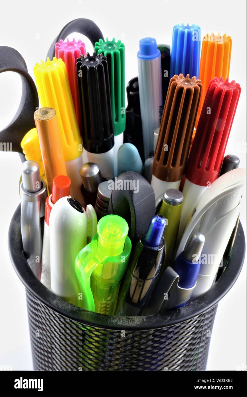 Nahaufnahme der Stifte in Schreibtisch Organizer vor weißem Hintergrund  Stockfotografie - Alamy
