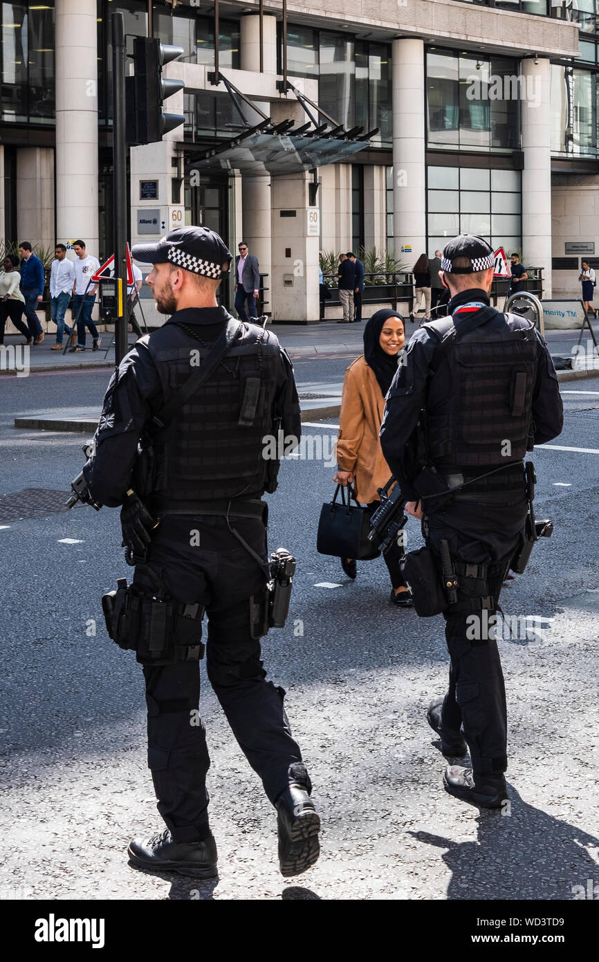 Bewaffneten Stadt London Polizisten patrouillieren Straße der Hauptstadt, City of London, England, Großbritannien Stockfoto