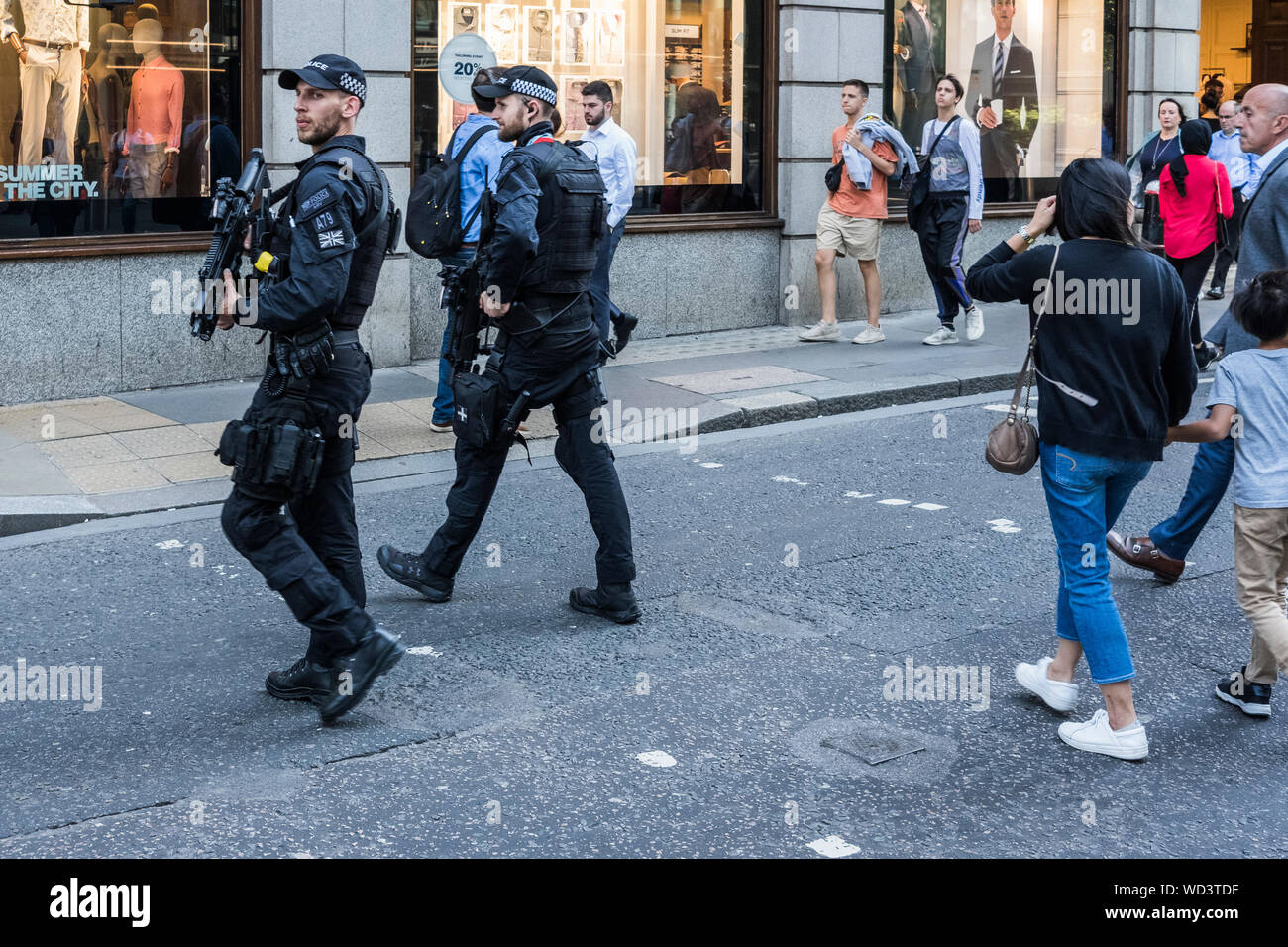 Bewaffneten Stadt London Polizisten patrouillieren Straße der Hauptstadt, City of London, England, Großbritannien Stockfoto