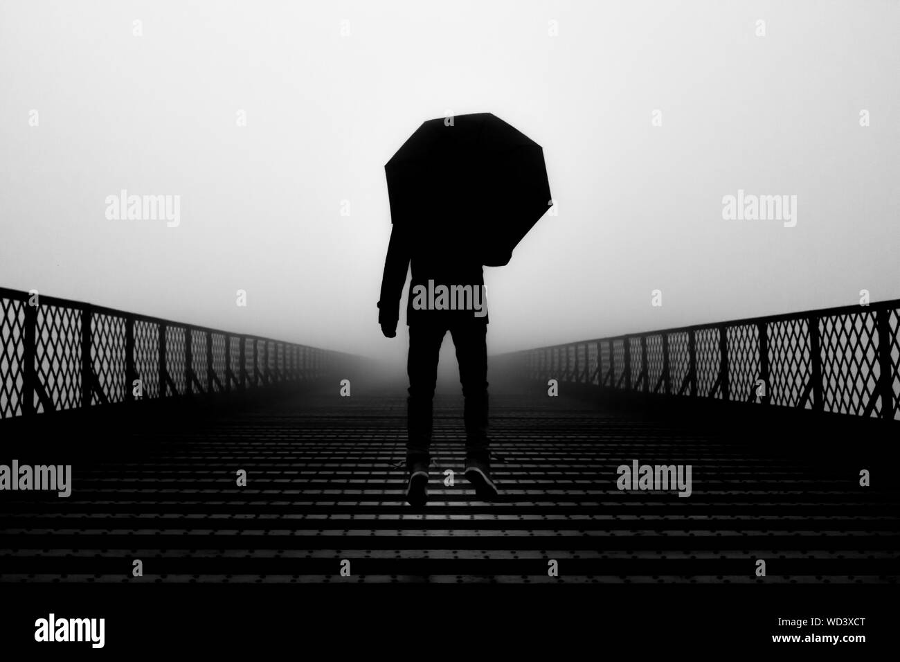 Silhouette Mann Mit Regenschirm Schwarzweiß-Stockfotos und -bilder - Alamy