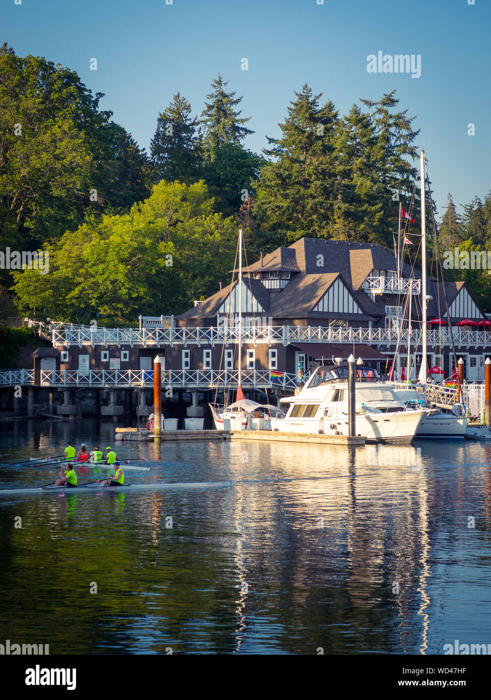 Ein Sommer Blick auf rudergeräten. Ruder- und Yachten vor der Vancouver Rowing Club (VRC), Stanley Park, Vancouver, British Columbia (BC), Kanada. Stockfoto