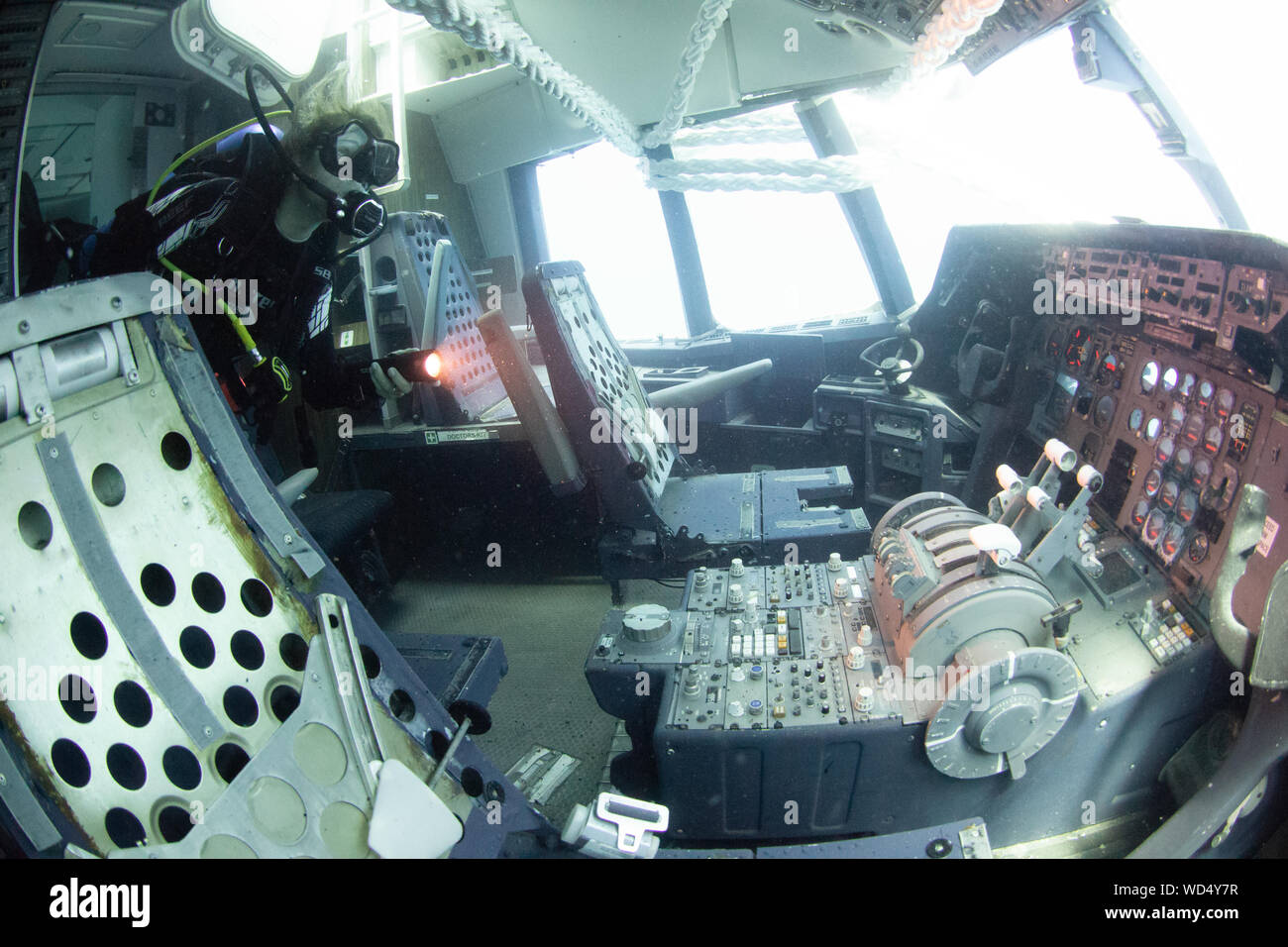 Aqaba, Jordanien. 28 Aug, 2019. Nach 2 Tag der Ruhe auf dem Meeresboden der Die Lockheed L-1011 Tristar schließlich offen ist für Taucher ist. Das Wrack wurde von der Der Aqaba Special Economic Zone Authority (ASEZE) für den Besuch von Taucher als künstliches Riff System und einen neuen Premier Tauchplatz versenkt. Dan Burton, Alamy Credit: Dan Burton Foto/Alamy leben Nachrichten Stockfoto