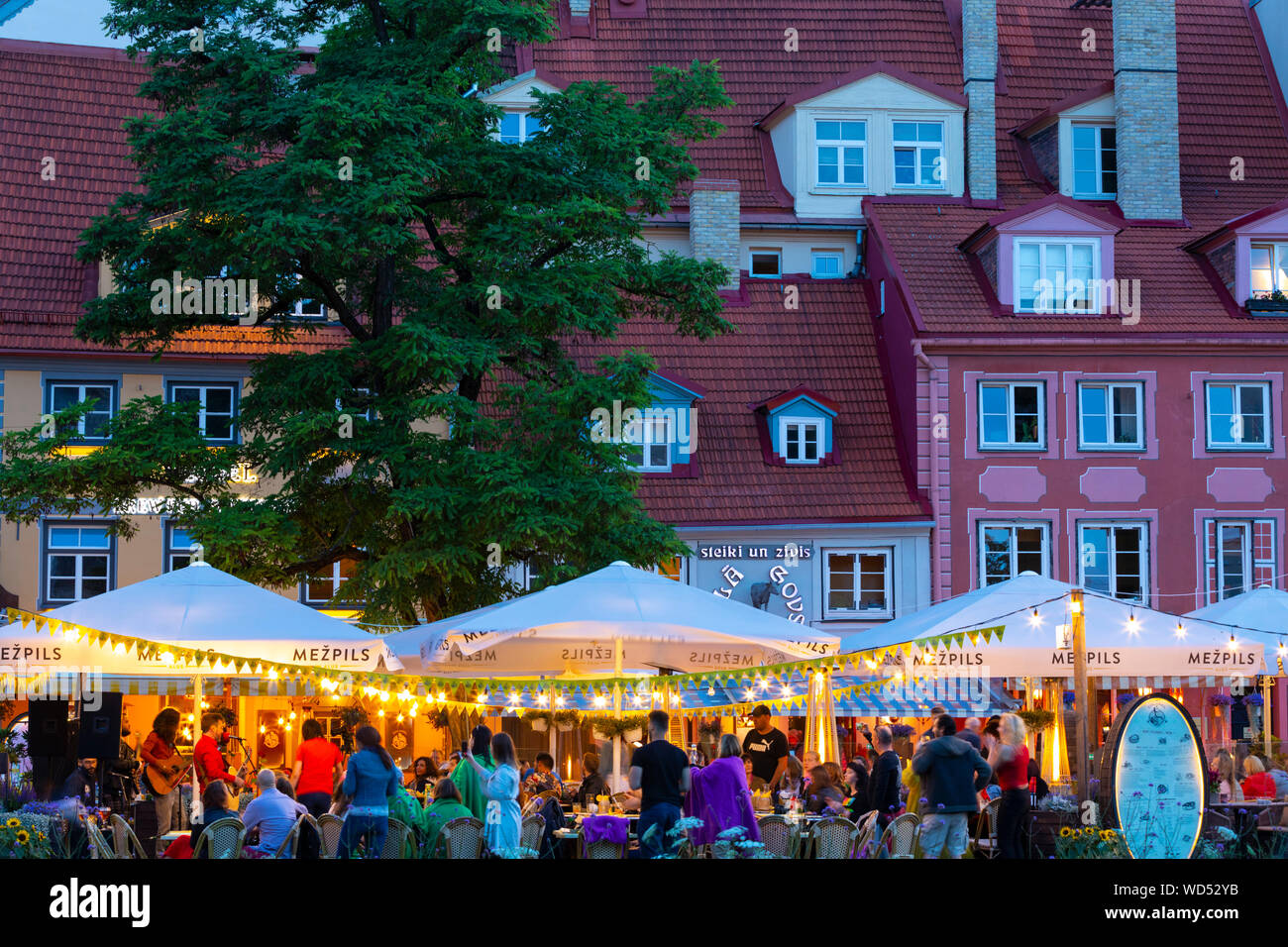 Restaurants in der Altstadt bei Nacht, Riga, Lettland, Nordeuropa, Stockfoto