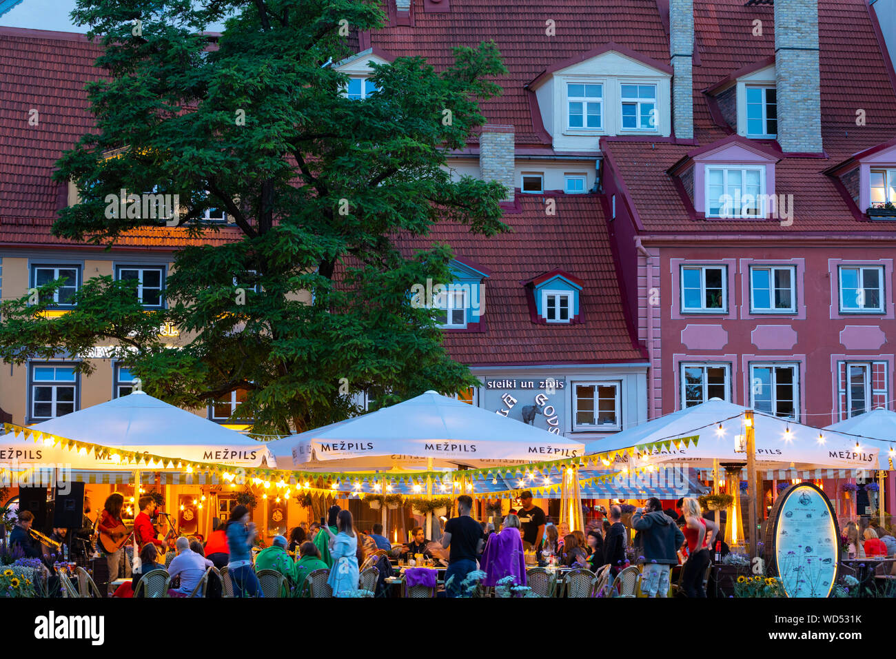 Restaurants in der Altstadt bei Nacht, Riga, Lettland, Nordeuropa, Stockfoto