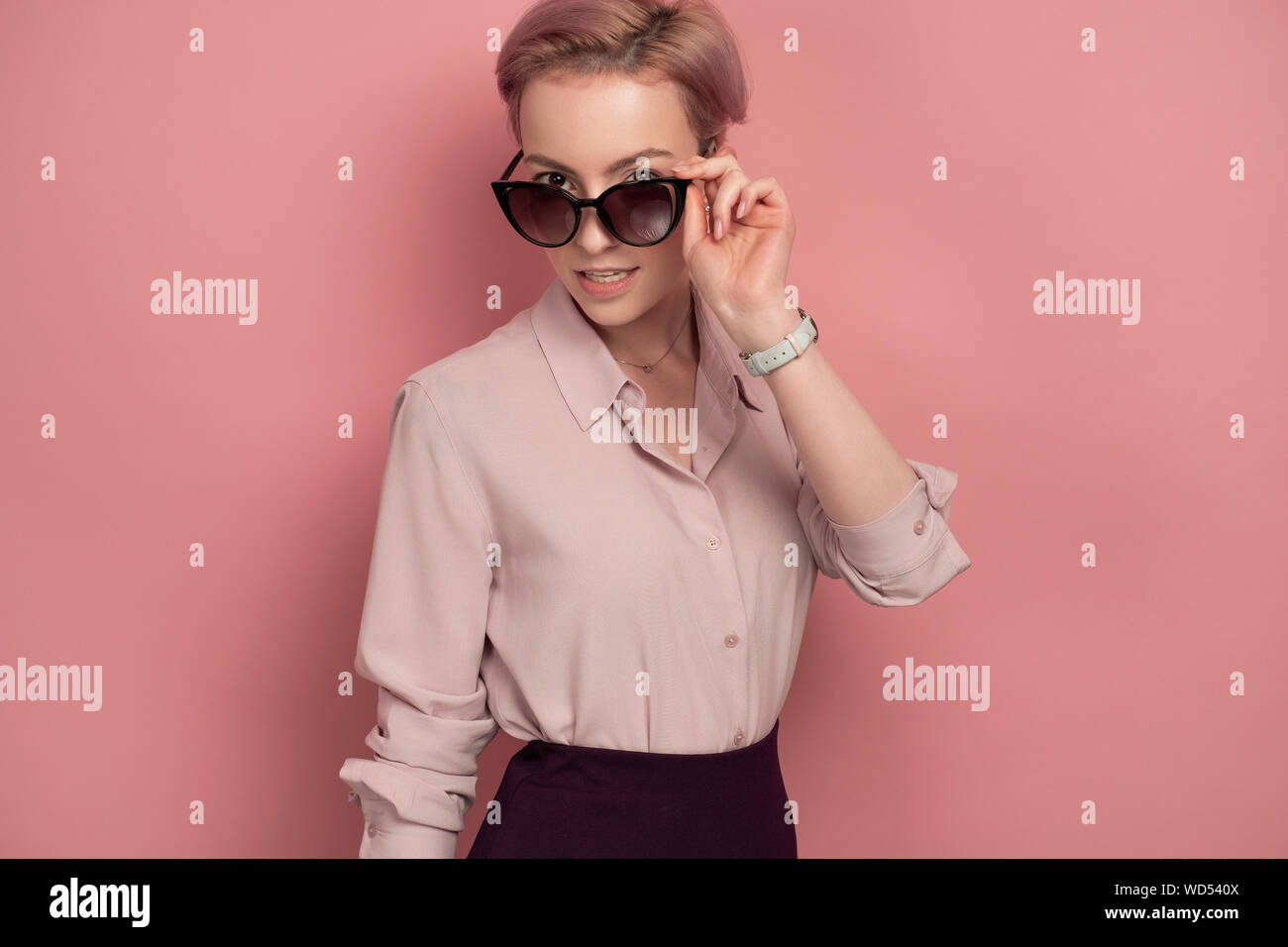 Mädchen in kurzem rock Fotos und Bildmaterial in hoher Auflösung Alamy