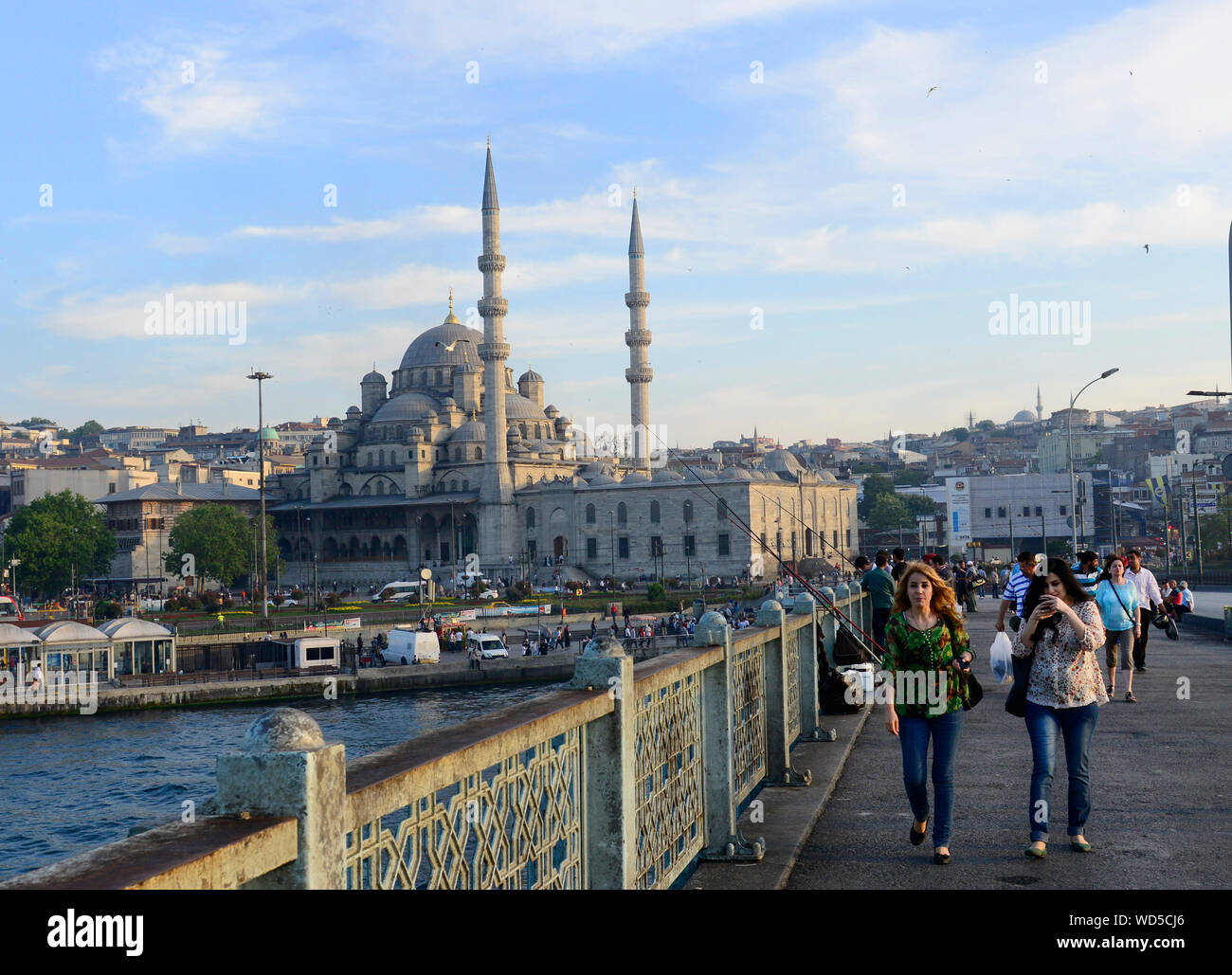 Die yeni Cami Moschee wie von der Galata Brücke gesehen. Stockfoto